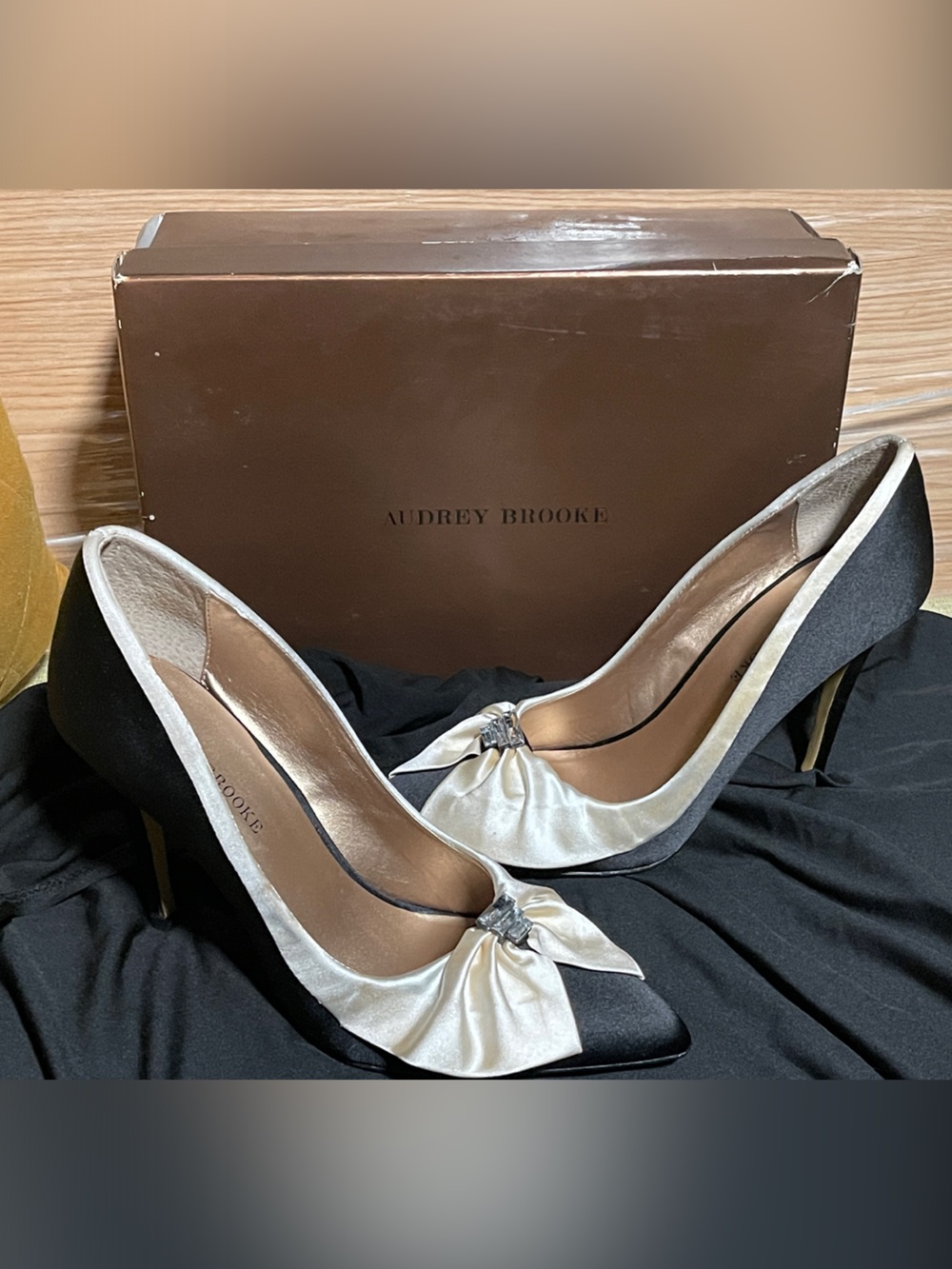 Audrey Brooke Black and Ivory Satin Bow Pointed-Toe Heels SZ 10